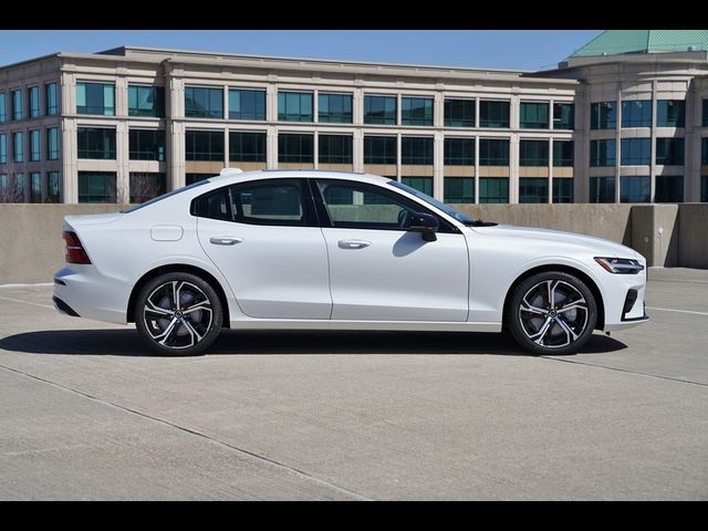 2024 Volvo S60 Core Dark Theme