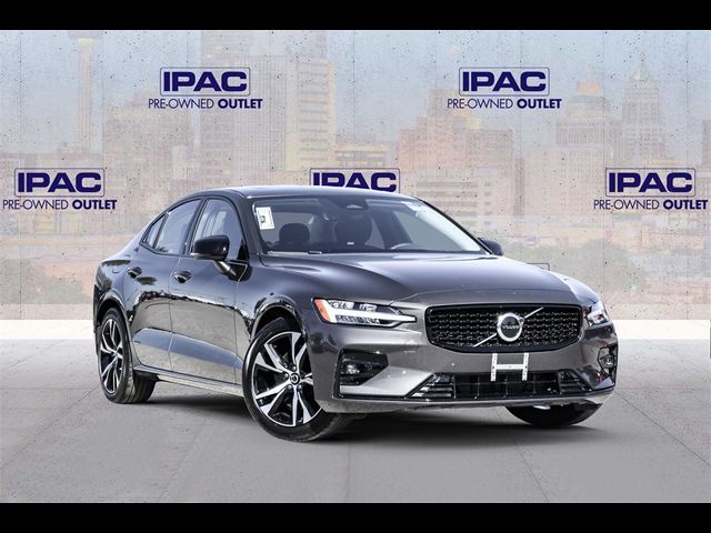 2024 Volvo S60 Core Dark Theme