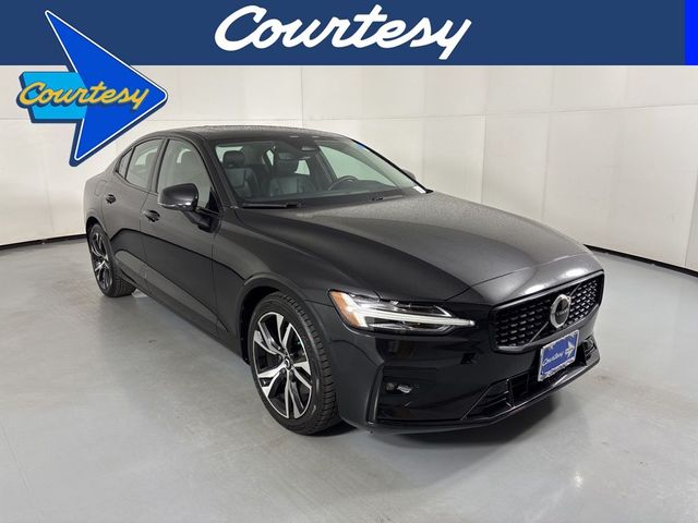 2024 Volvo S60 Core Dark Theme