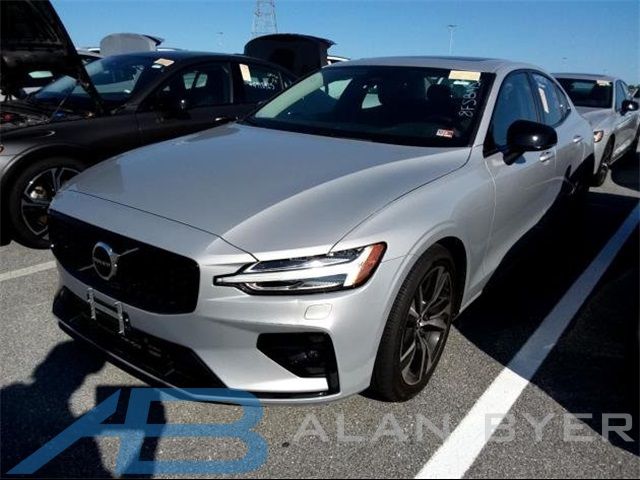 2024 Volvo S60 Core Dark Theme