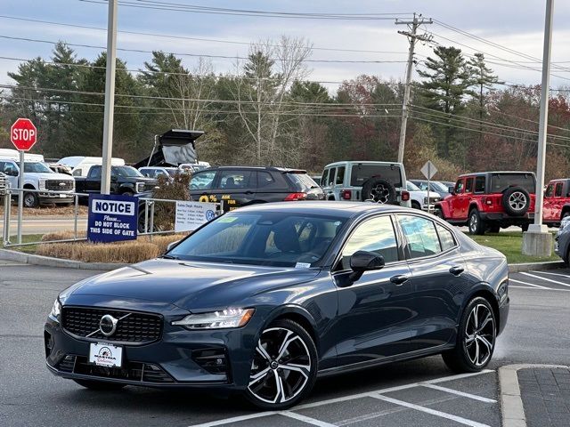 2024 Volvo S60 Core Dark Theme