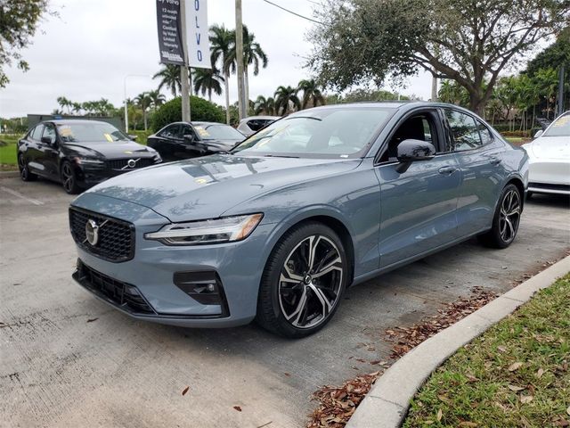 2024 Volvo S60 Core Dark Theme