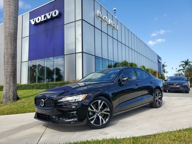 2024 Volvo S60 Core Dark Theme