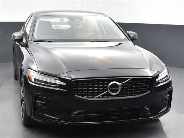 2024 Volvo S60 Core Dark Theme