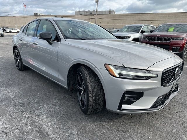 2024 Volvo S60 Core Dark Theme