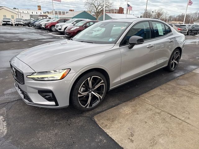 2024 Volvo S60 Core Dark Theme