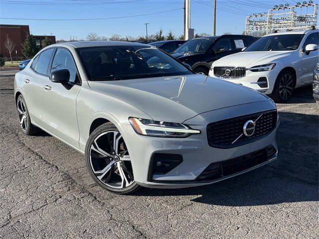 2024 Volvo S60 Core Dark Theme