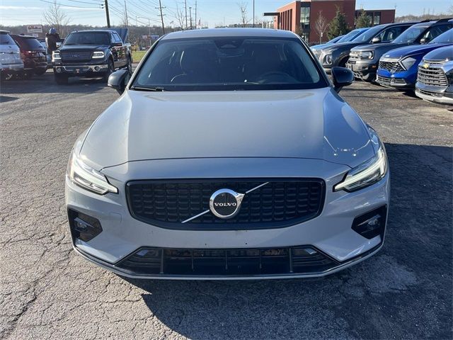 2024 Volvo S60 Core Dark Theme