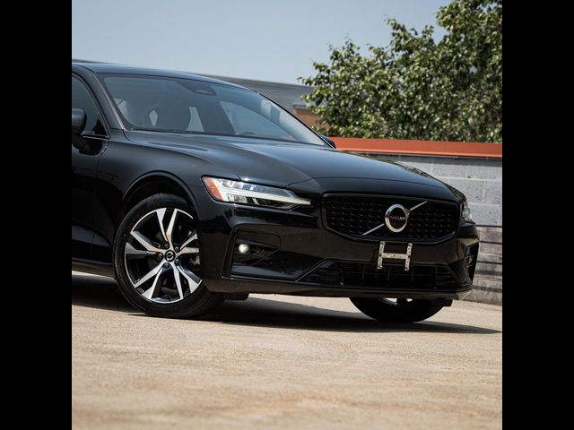 2024 Volvo S60 Core Dark Theme