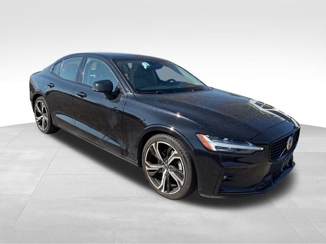 2024 Volvo S60 Core Dark Theme