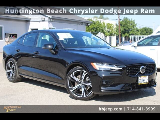 2024 Volvo S60 Core Dark Theme