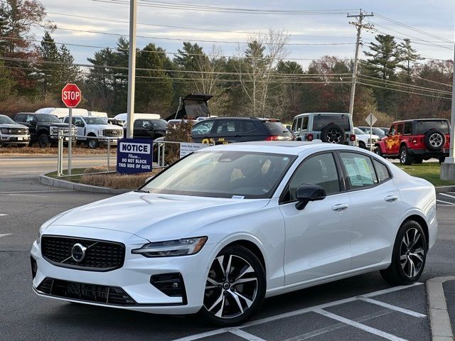 2024 Volvo S60 Core Dark Theme