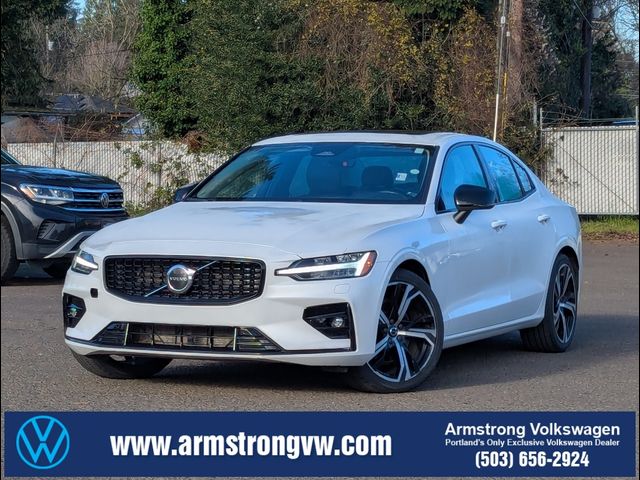 2024 Volvo S60 Core Dark Theme