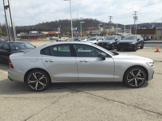 2024 Volvo S60 Core Dark Theme