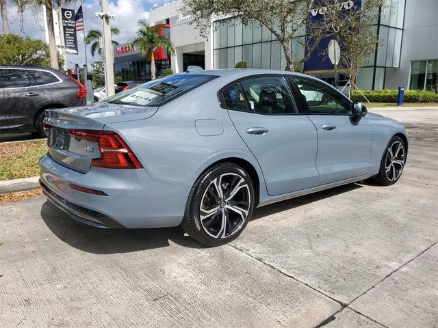 2024 Volvo S60 Core Dark Theme