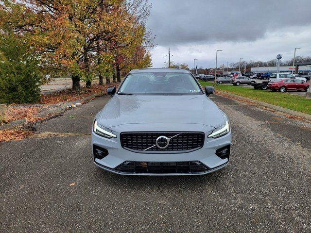 2024 Volvo S60 Core Dark Theme