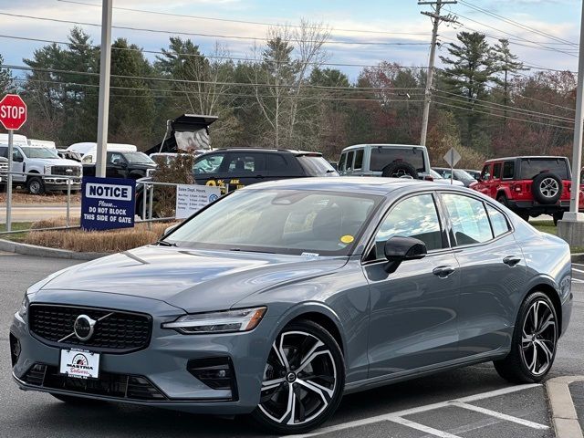 2024 Volvo S60 Core Dark Theme