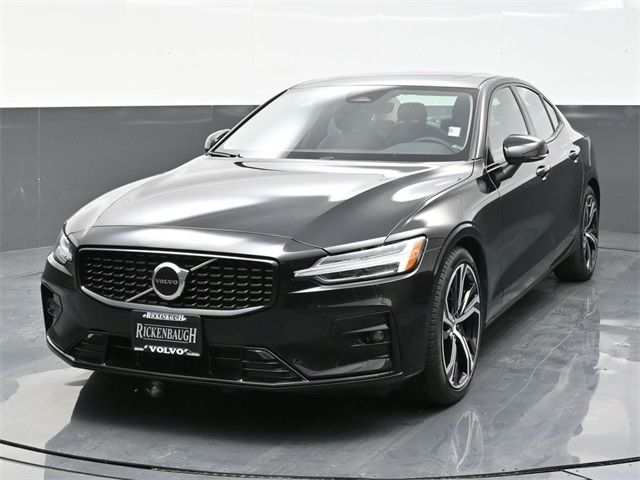 2024 Volvo S60 Core Dark Theme