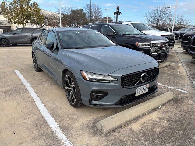 2024 Volvo S60 Core Dark Theme