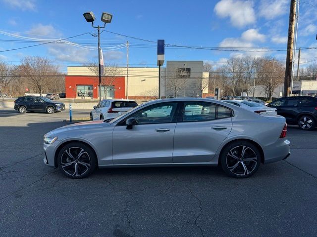 2024 Volvo S60 Core Dark Theme