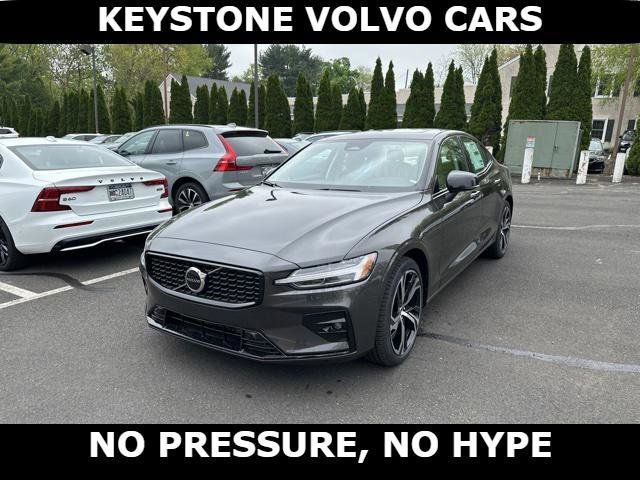 2024 Volvo S60 Core Dark Theme