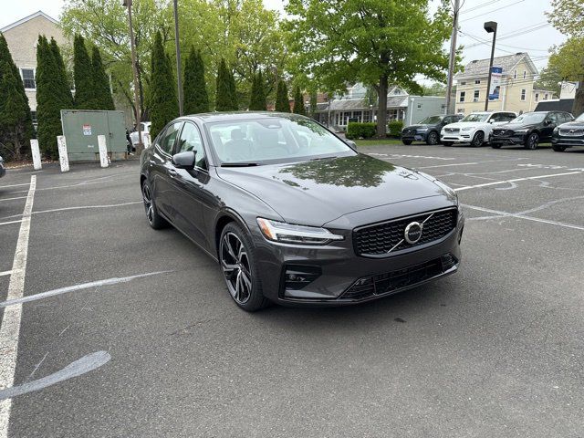 2024 Volvo S60 Core Dark Theme