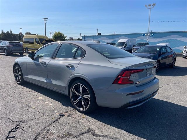 2024 Volvo S60 Core Dark Theme