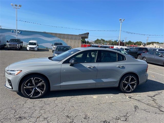 2024 Volvo S60 Core Dark Theme