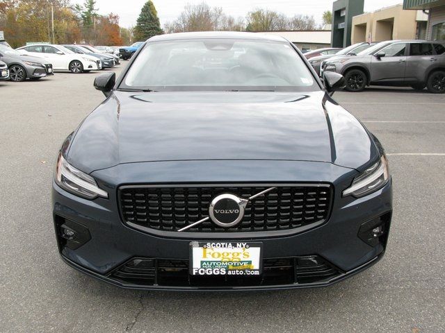 2024 Volvo S60 Core Dark Theme