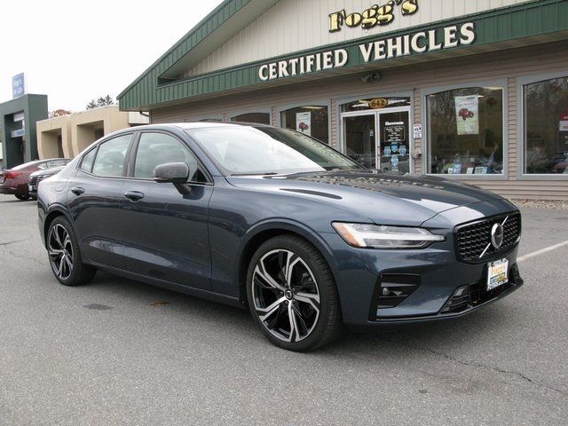 2024 Volvo S60 Core Dark Theme