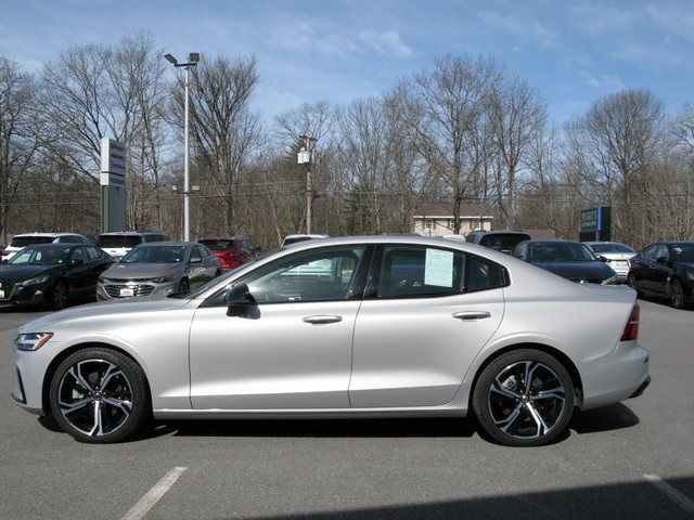 2024 Volvo S60 Core Dark Theme