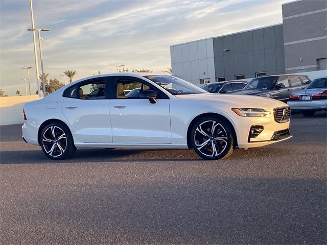 2024 Volvo S60 Core Dark Theme