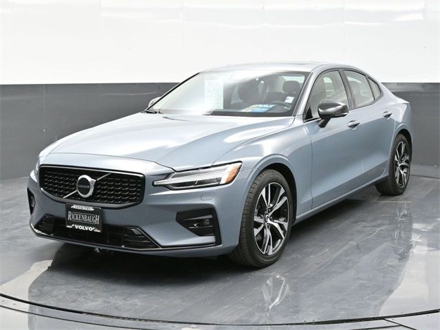 2024 Volvo S60 Core Dark Theme