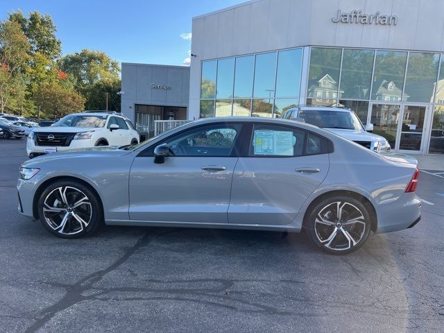 2024 Volvo S60 Core Dark Theme