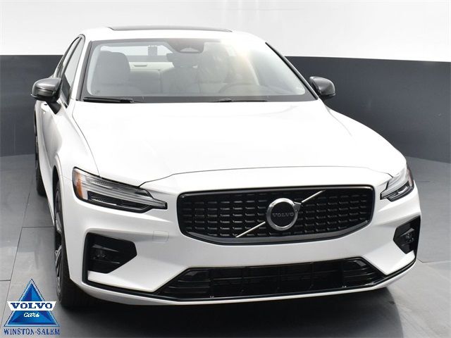 2024 Volvo S60 Core Dark Theme