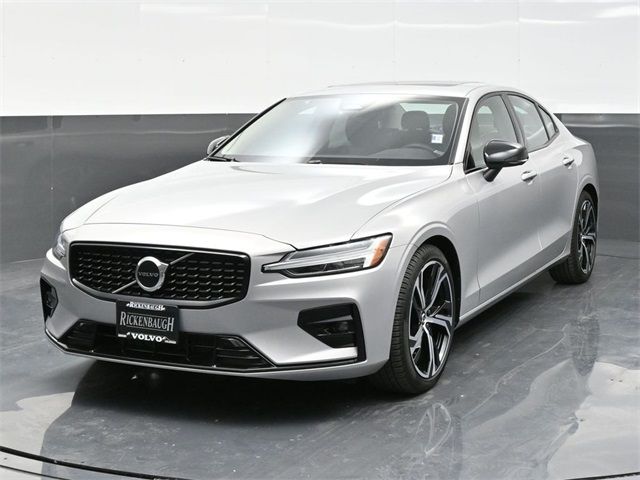 2024 Volvo S60 Core Dark Theme