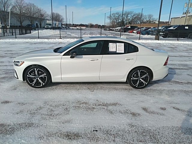 2024 Volvo S60 Core Dark Theme