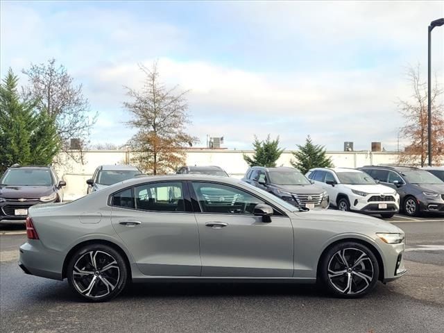 2024 Volvo S60 Core Dark Theme