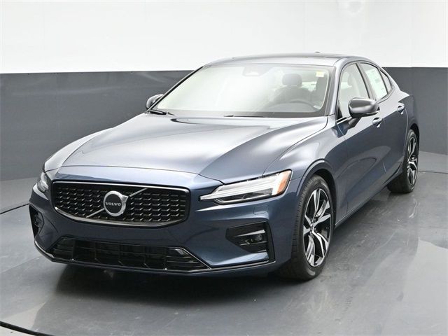 2024 Volvo S60 Core Dark Theme