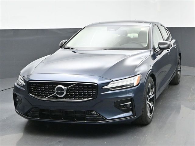 2024 Volvo S60 Core Dark Theme