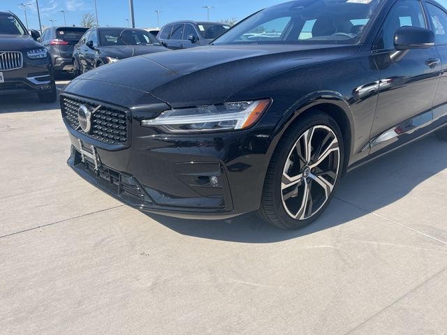 2024 Volvo S60 Core Dark Theme