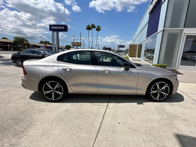 2024 Volvo S60 Plus Dark Theme