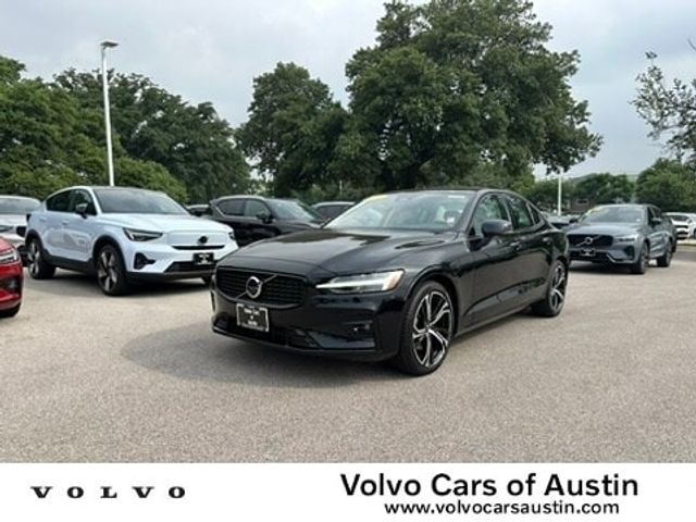 2024 Volvo S60 Plus Dark Theme