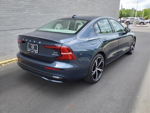 2024 Volvo S60 Plus Dark Theme