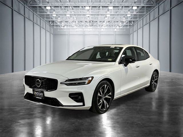 2024 Volvo S60 Plus Dark Theme