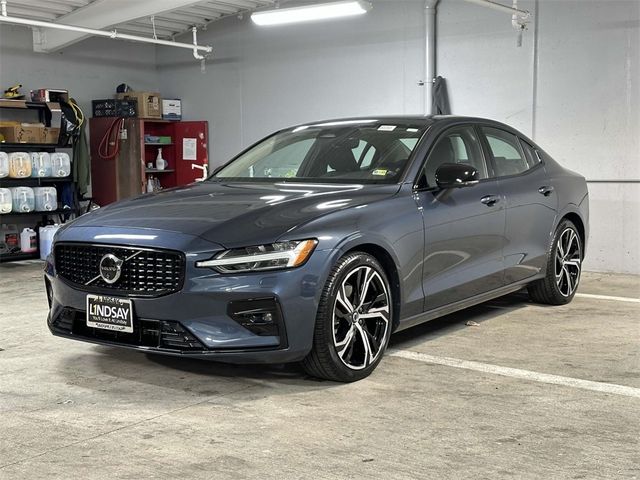 2024 Volvo S60 Plus Dark Theme