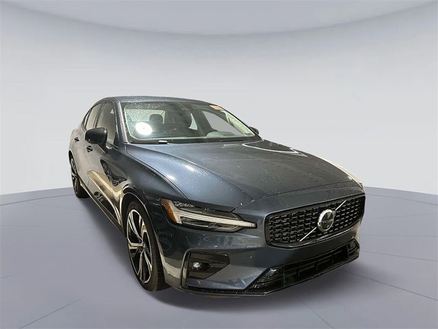 2024 Volvo S60 Plus Dark Theme