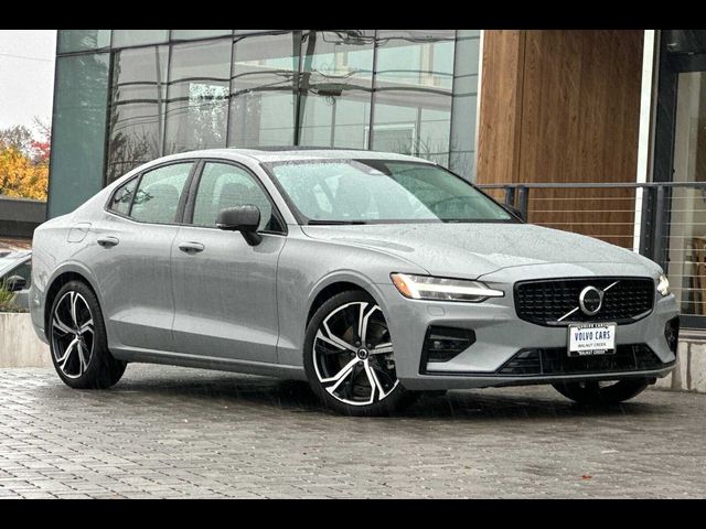 2024 Volvo S60 Plus Dark Theme