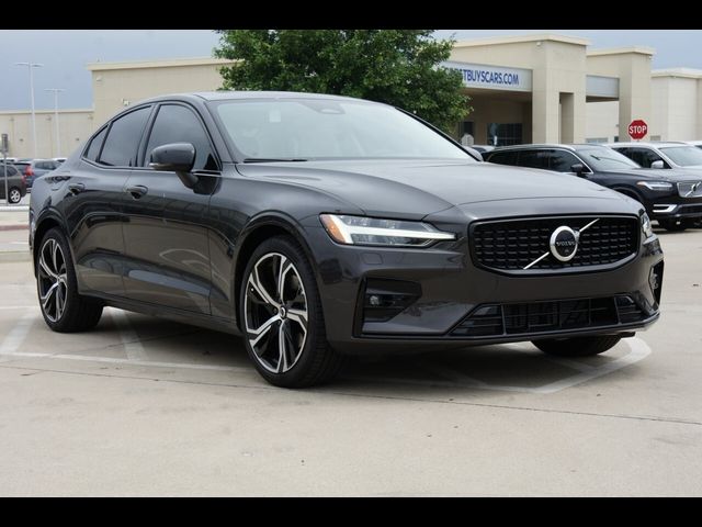 2024 Volvo S60 Plus Dark Theme