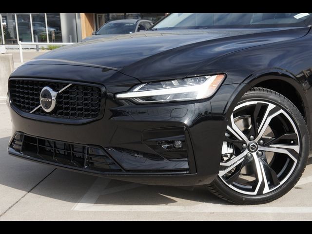 2024 Volvo S60 Plus Dark Theme